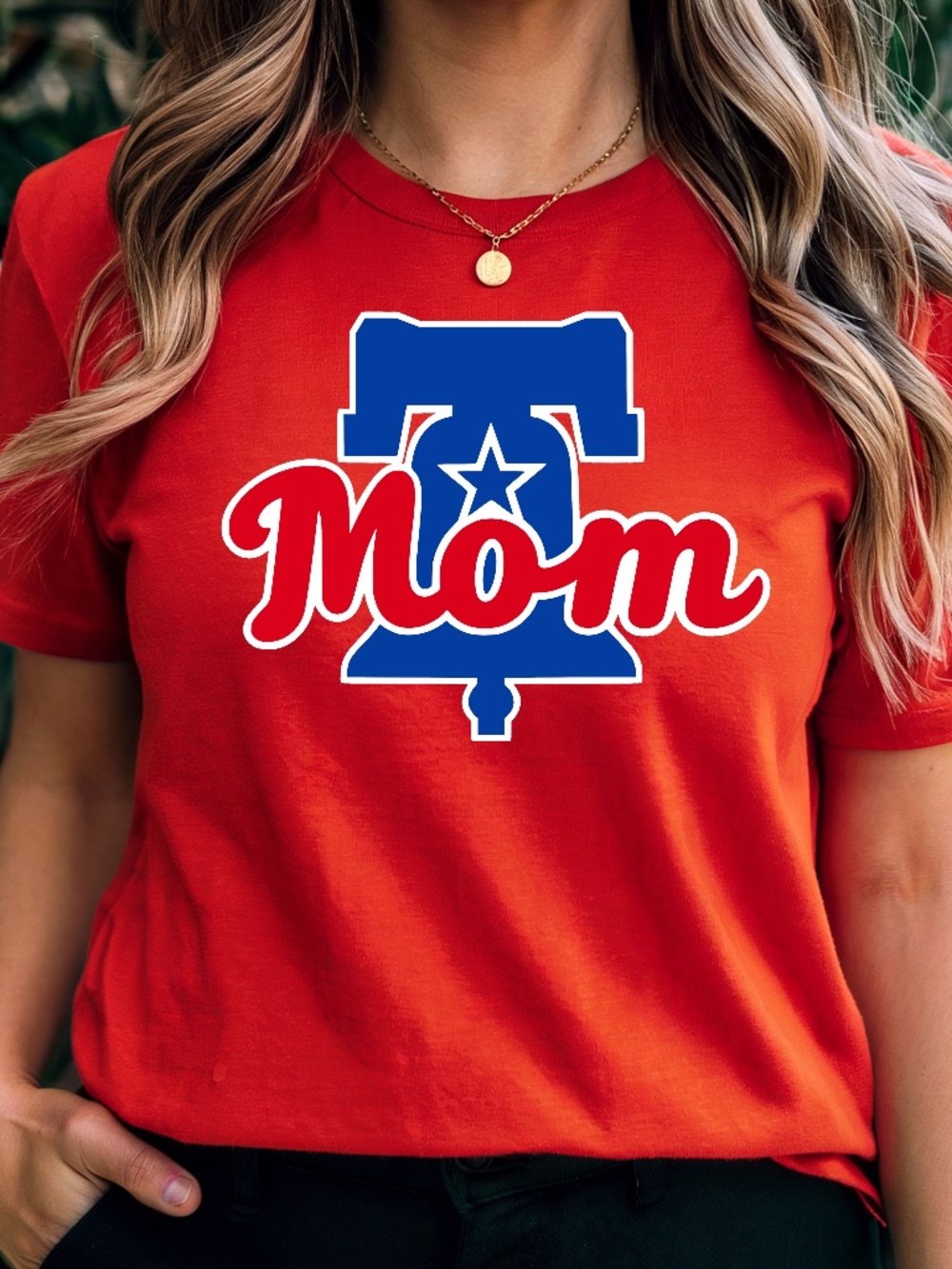 PHILLIES MOM Unisex T-Shirt